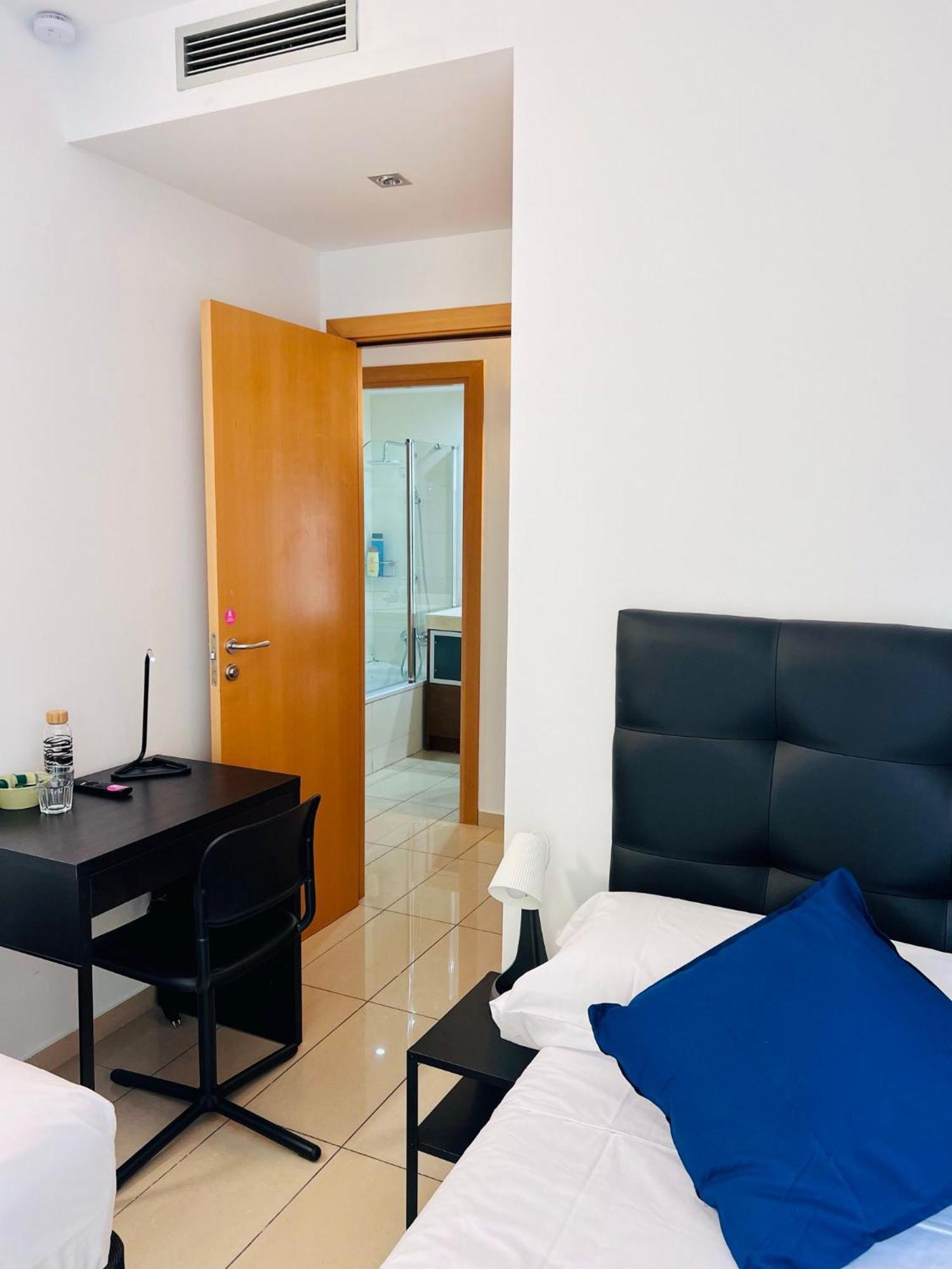 Fira Gran Via 2 - Private Rooms In A Shared Apartment - Habitaciones Privadas En Apartamento Compartido L'Hospitalet de Llobregat Exterior photo