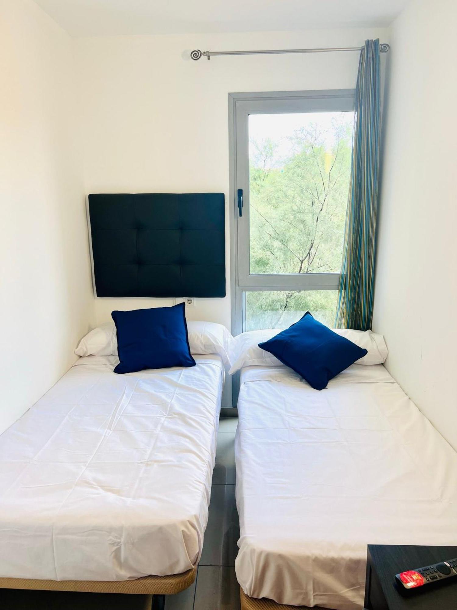 Fira Gran Via 2 - Private Rooms In A Shared Apartment - Habitaciones Privadas En Apartamento Compartido L'Hospitalet de Llobregat Exterior photo